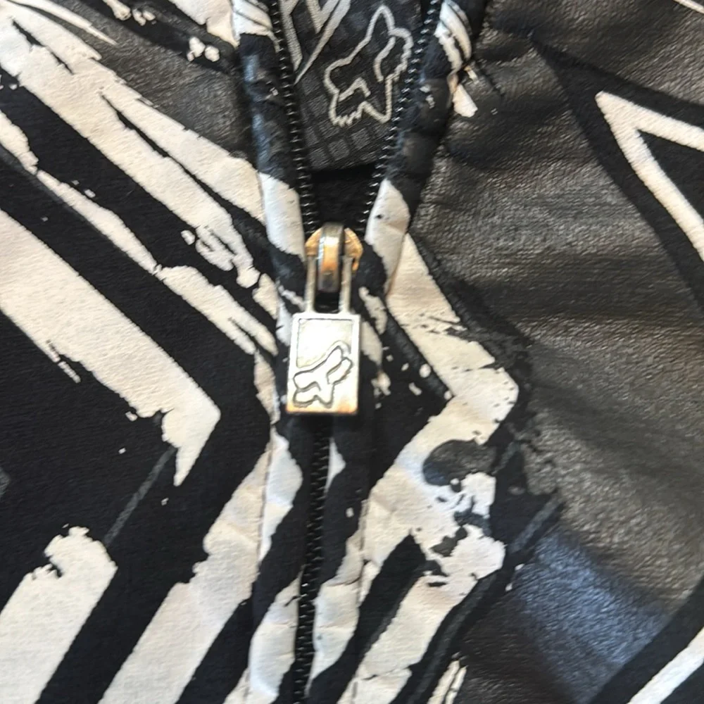 Fox Black Zip Up Sweatshirt with Bold Star Design - Picture 8 of 15